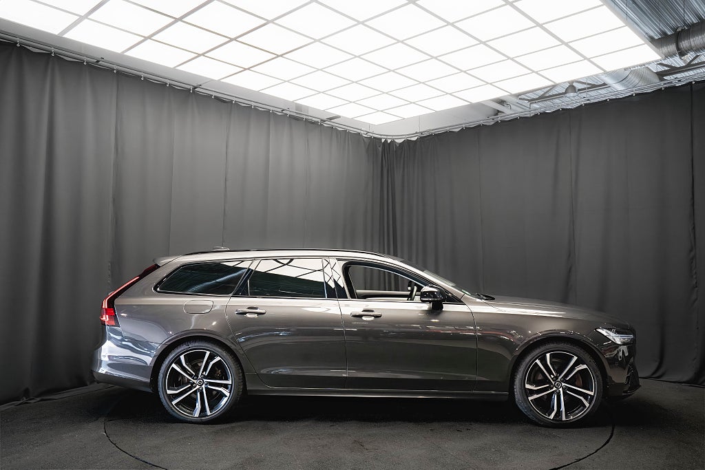Volvo V90 Recharge T6 AWD ULTIMATE DARK B&W PANO LUFT LÄDER MOMS