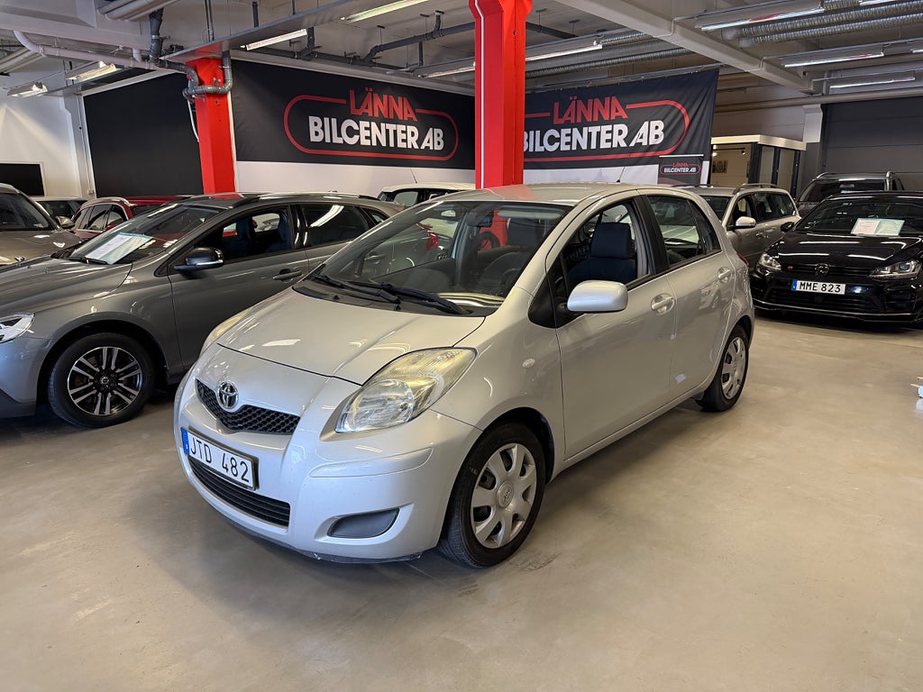 Toyota Yaris 1.33 Dual VVT-i Automat Låga mil Motorvärmare SoV 