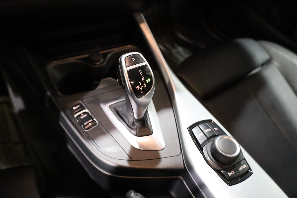 BMW M135i AUT M-Sport 320hk H&K Läder Blåtand Nyservad