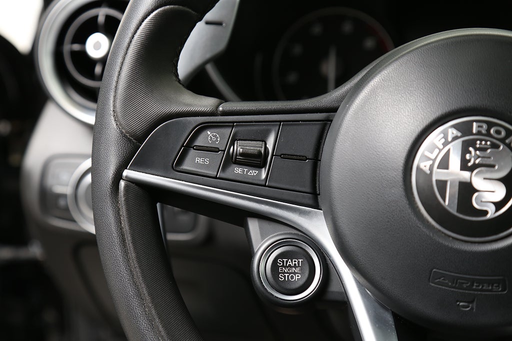 Alfa Romeo Giulia 2,0 Turbo 16V 280hk Q4 Veloce Drag Carplay B-Kamera 2018