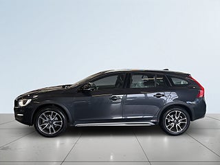 Volvo V60 Cross Country D4 Classic Pro S&V-hjul Värmare Skinn Navi Kamrem bytt – bild 4
