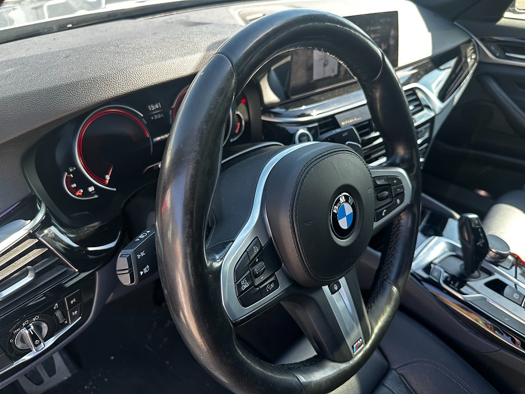 BMW M550I V 8 / xDrive Sedan / Panorama