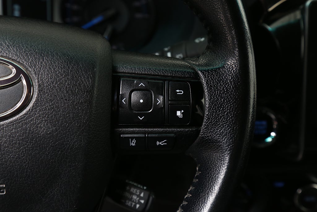 Toyota Hilux Dubbelhytt 2,8 Invincible 204hk 4WD JBL Skinn Navi Kåpa 2021