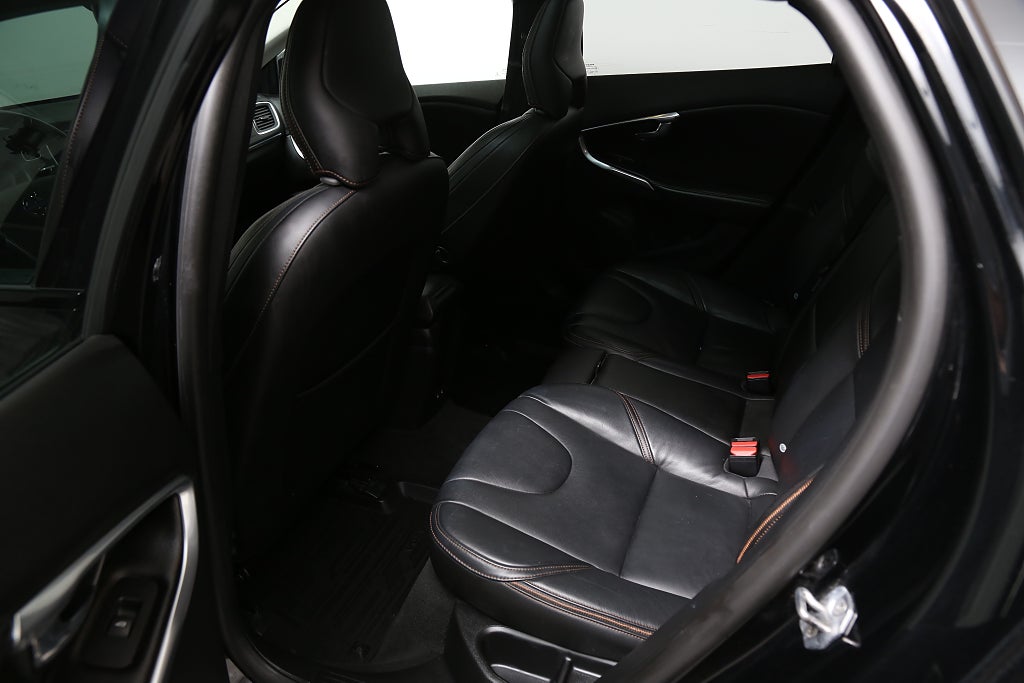 Volvo V40 Cross Country D2 120hk Momentum BE PRO Panorama Värmare/VOC 2016