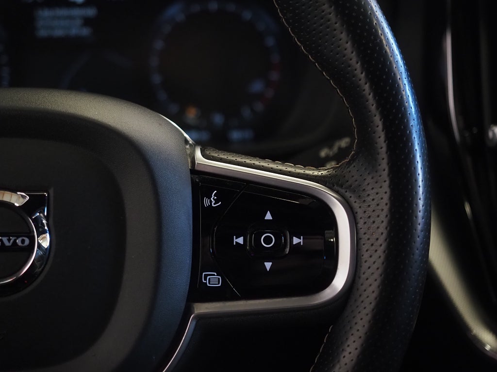 Volvo XC60 T5 AWD 250hk R-Design |Luftfjädring|Pano|Drag|22"| 2018