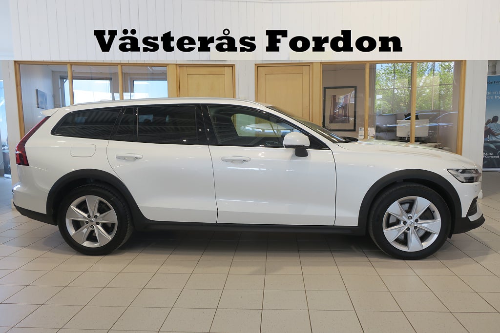 Volvo V60 Cross Country B4 AWD Core Drag Värmare Kamera Google Keyless 