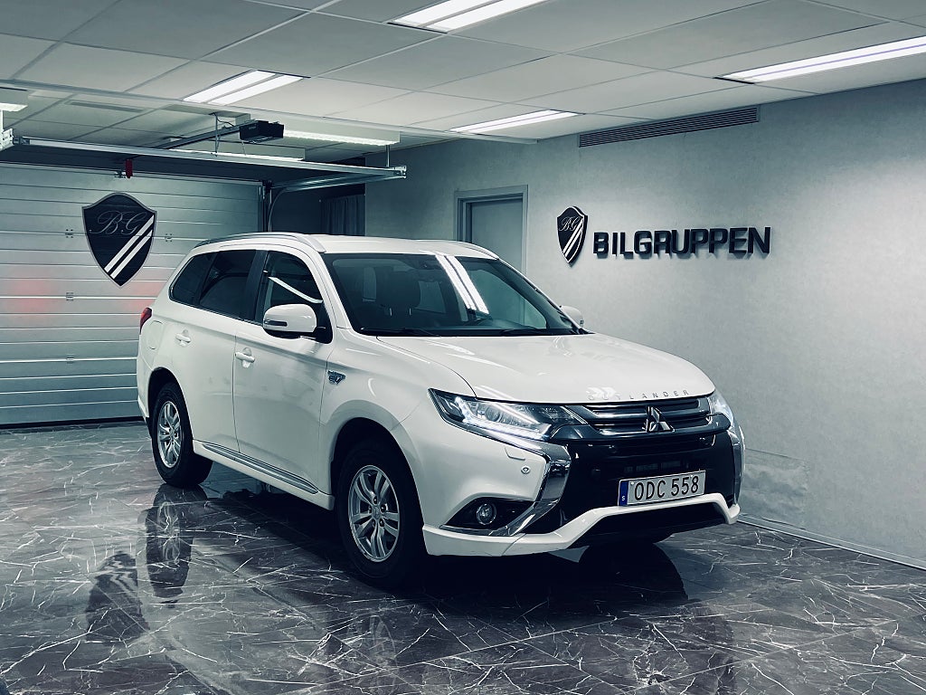Mitsubishi Outlander PHEV CVT City 4WD|Drag|Värmare|Fullservad|Automat|