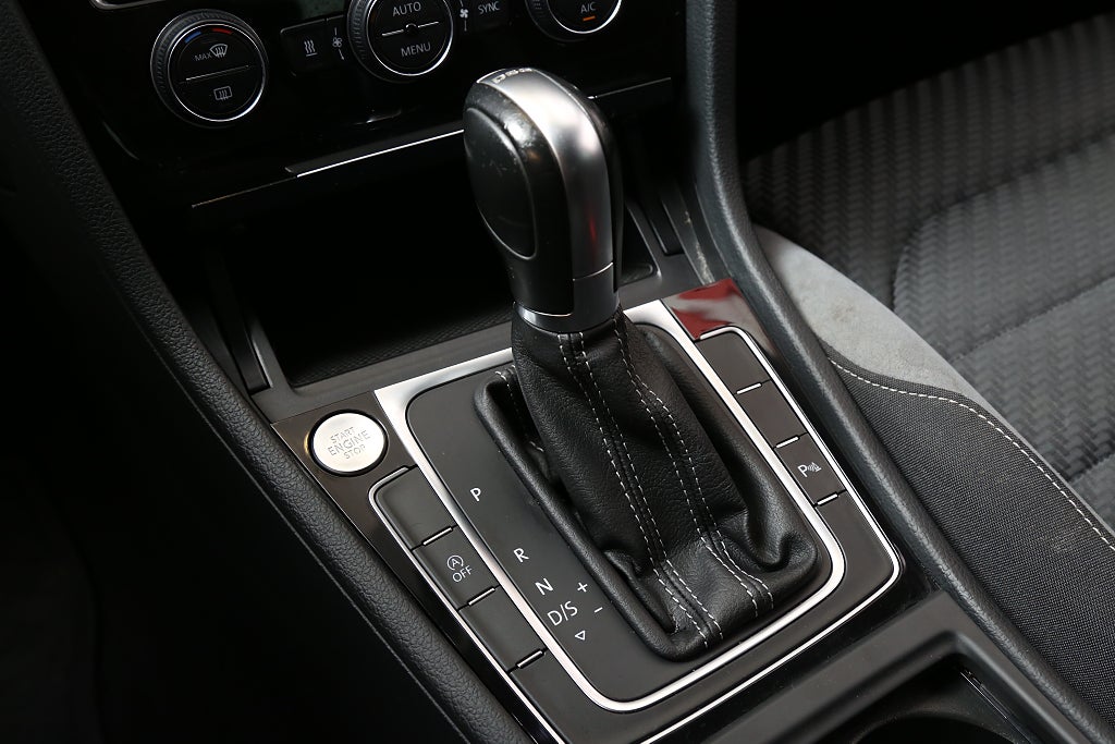 Volkswagen Golf 1,5 TSI 150hk R-Line DSG Sportscombi Värmare Drag 2019