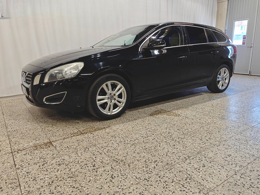 Volvo V60 D2 Manuell, 115hk Summum, Drag, Motorvärmare