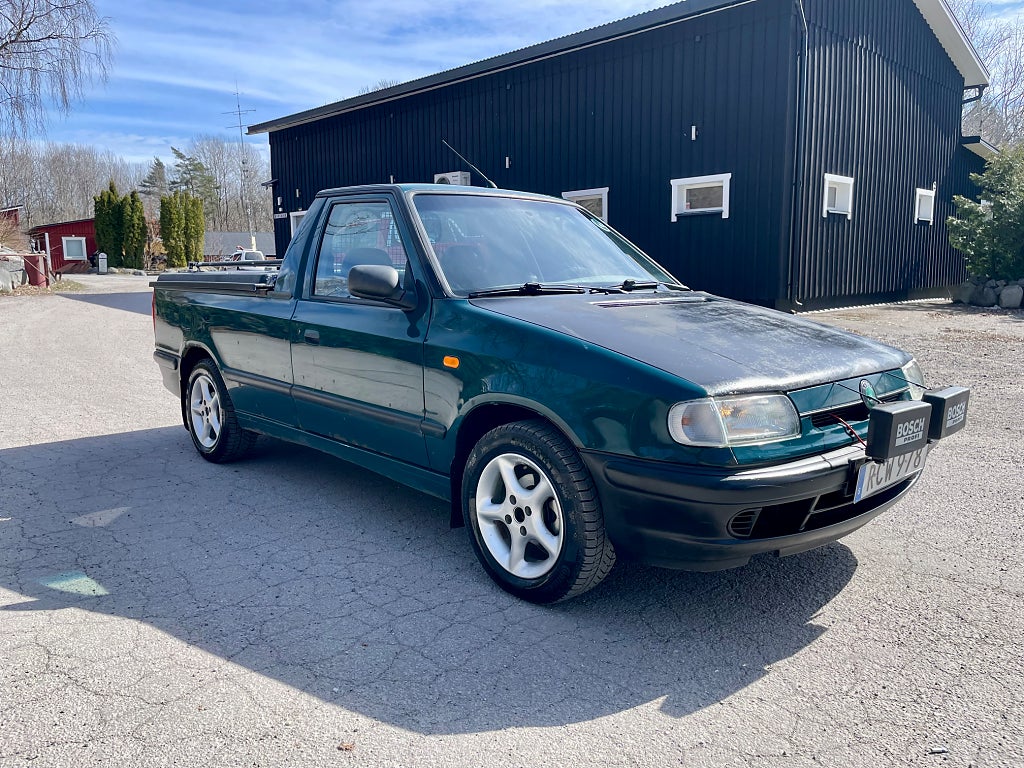Skoda Pickup nybesiktigad Bensin