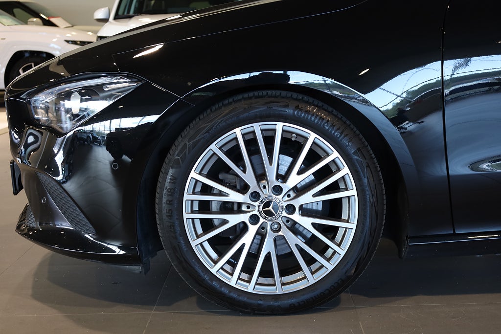 Mercedes-Benz CLA 200 Shooting Brake 7G-DCT Panorama Kamera Läder Navi 2021