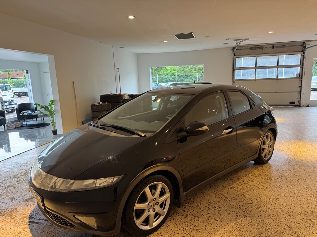 Honda Civic  1.8 i-VTEC Sport ny besiktad välvårdad 