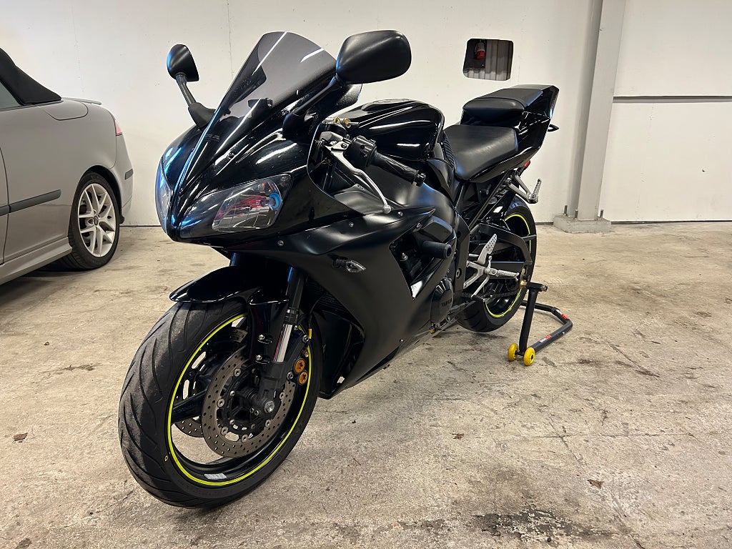 Yamaha Yzf-r1 VÄLVÅRDAD / AKRAPOVIC