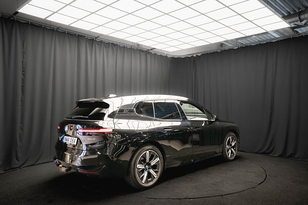 BMW iX xDrive50 LUFTFJÄDRING BAKAXELSTYRNING DRAG 97%SoH MOMS