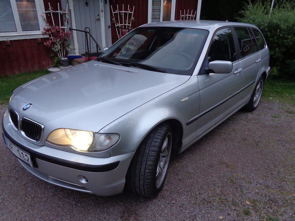 BMW 330 xi Touring 4WD/NYBES/AUTOMAT/DRAG/FULLSERVAD/MV