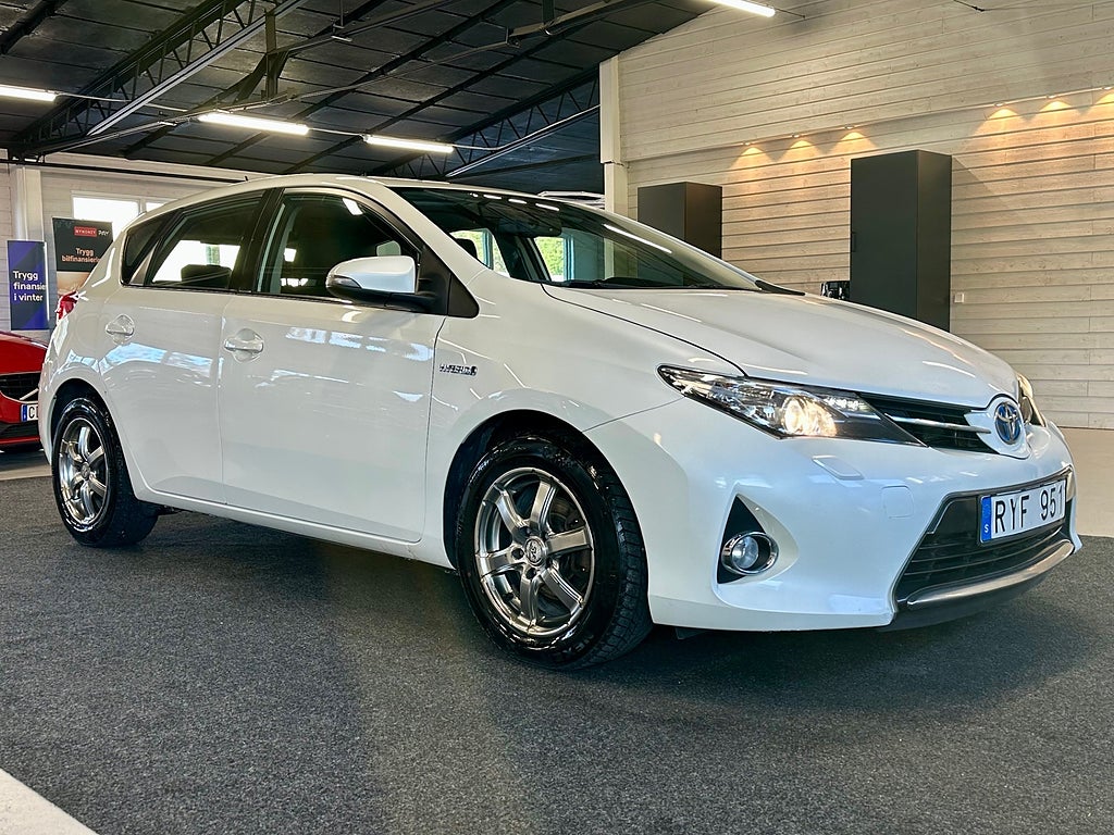 Toyota Auris Hybrid e-CVT Active 2 brukare b-kamera Nybess 136hk