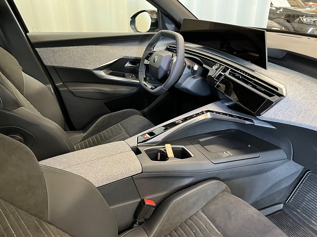 Peugeot E-3008  GT Edition  thumbnail