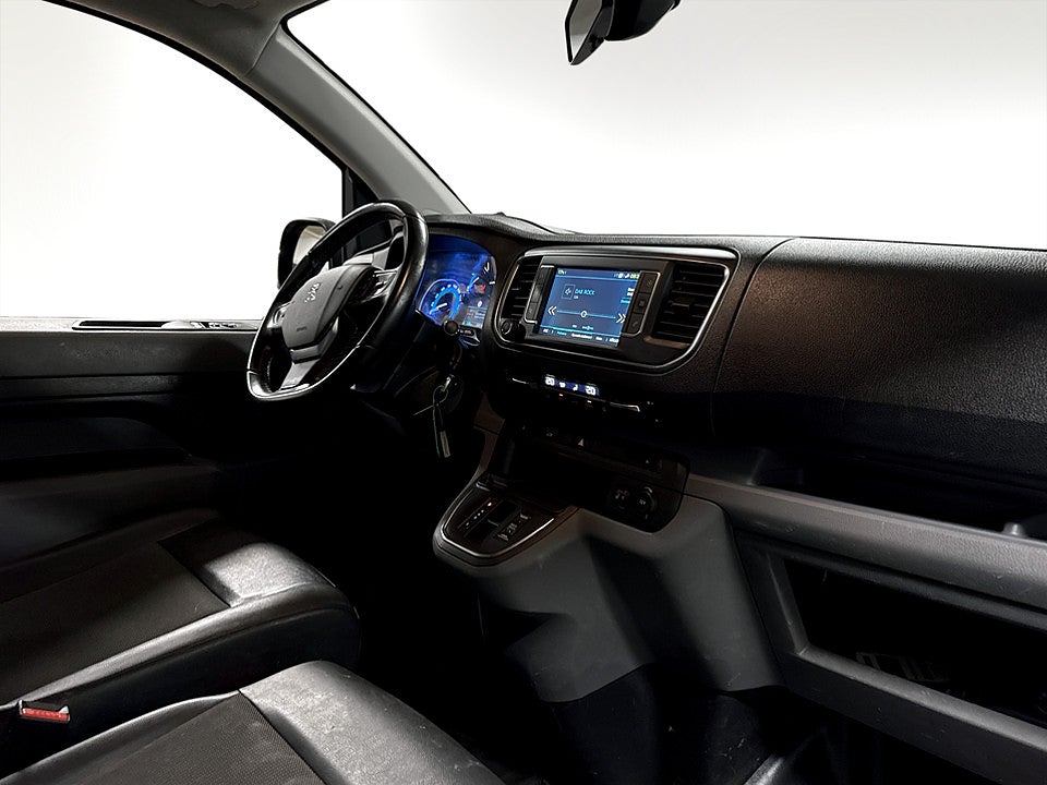 Bild på Peugeot e-Expert PRO+ 75kWh 136hk Aut L2 B-KAMERA CARPLAY