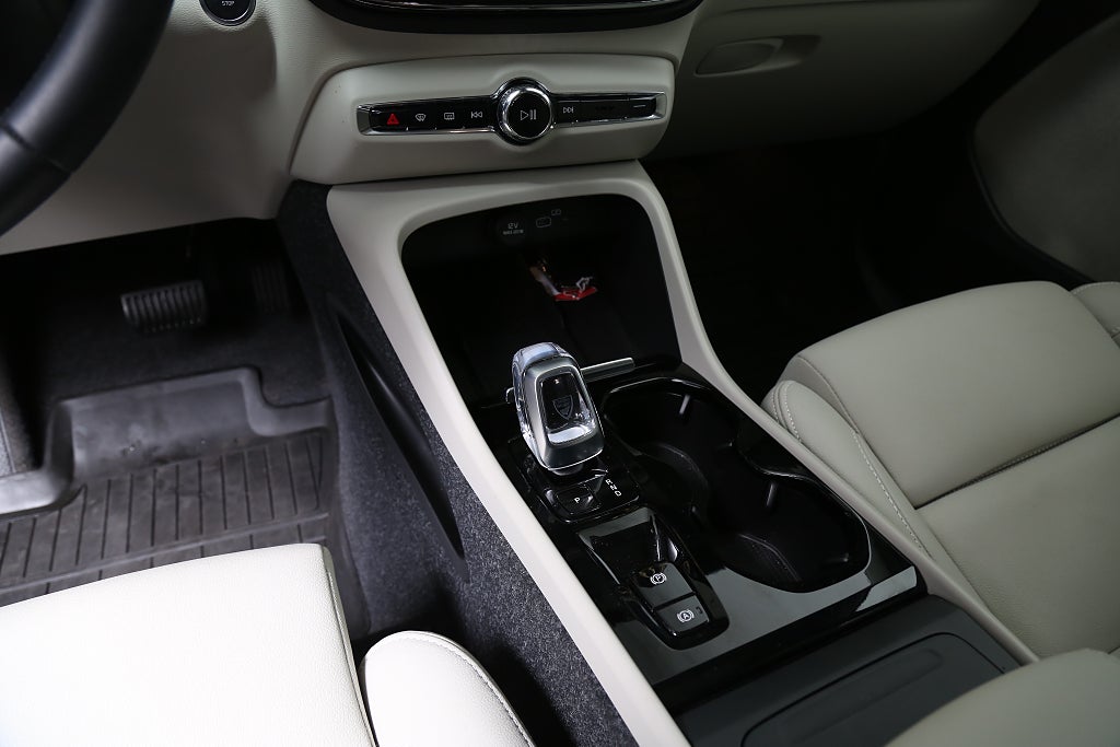 Volvo XC40 B4 Bensin 197hk Ultra Dark Skinn l Panorma l H/K l 360°