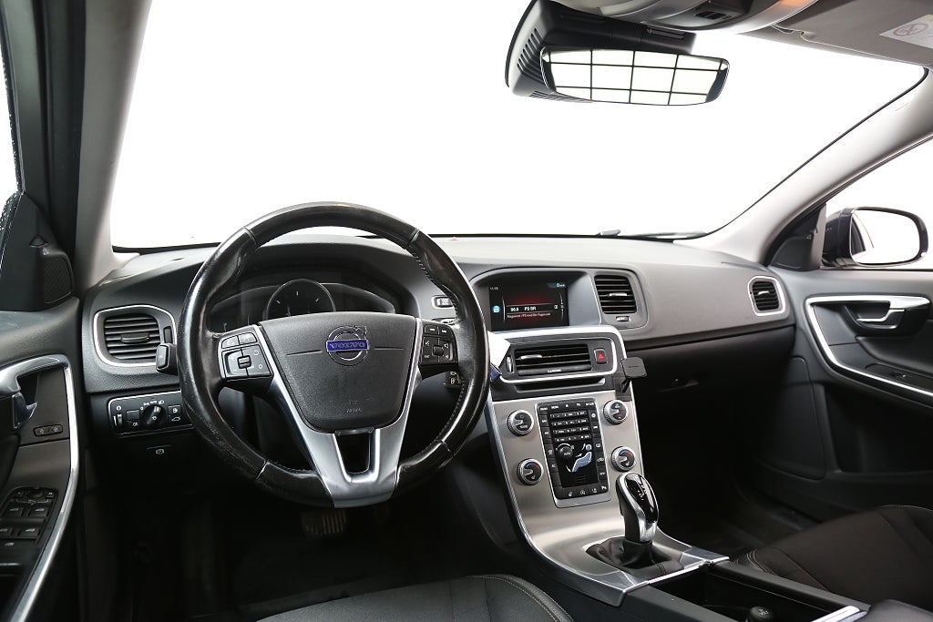 Volvo V60 Cross Country D3 150hk Momentum Aut Nybesikt Värmare Motorv 2017