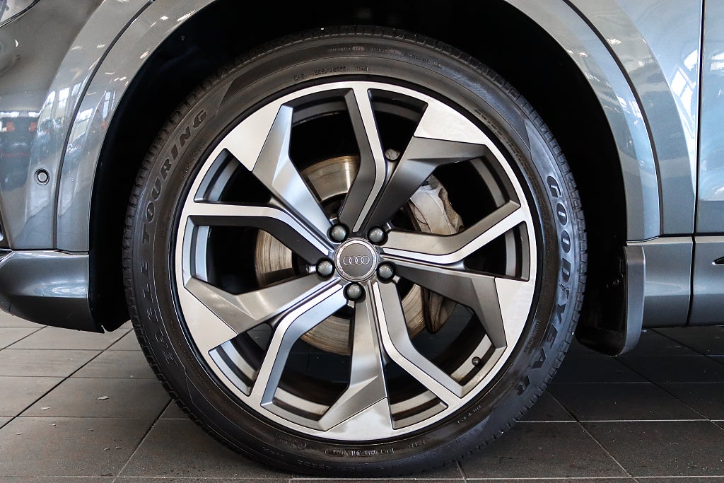 Audi Q8 50 TDI Quattro S Line Matrix B&O Panorama Dragkrok