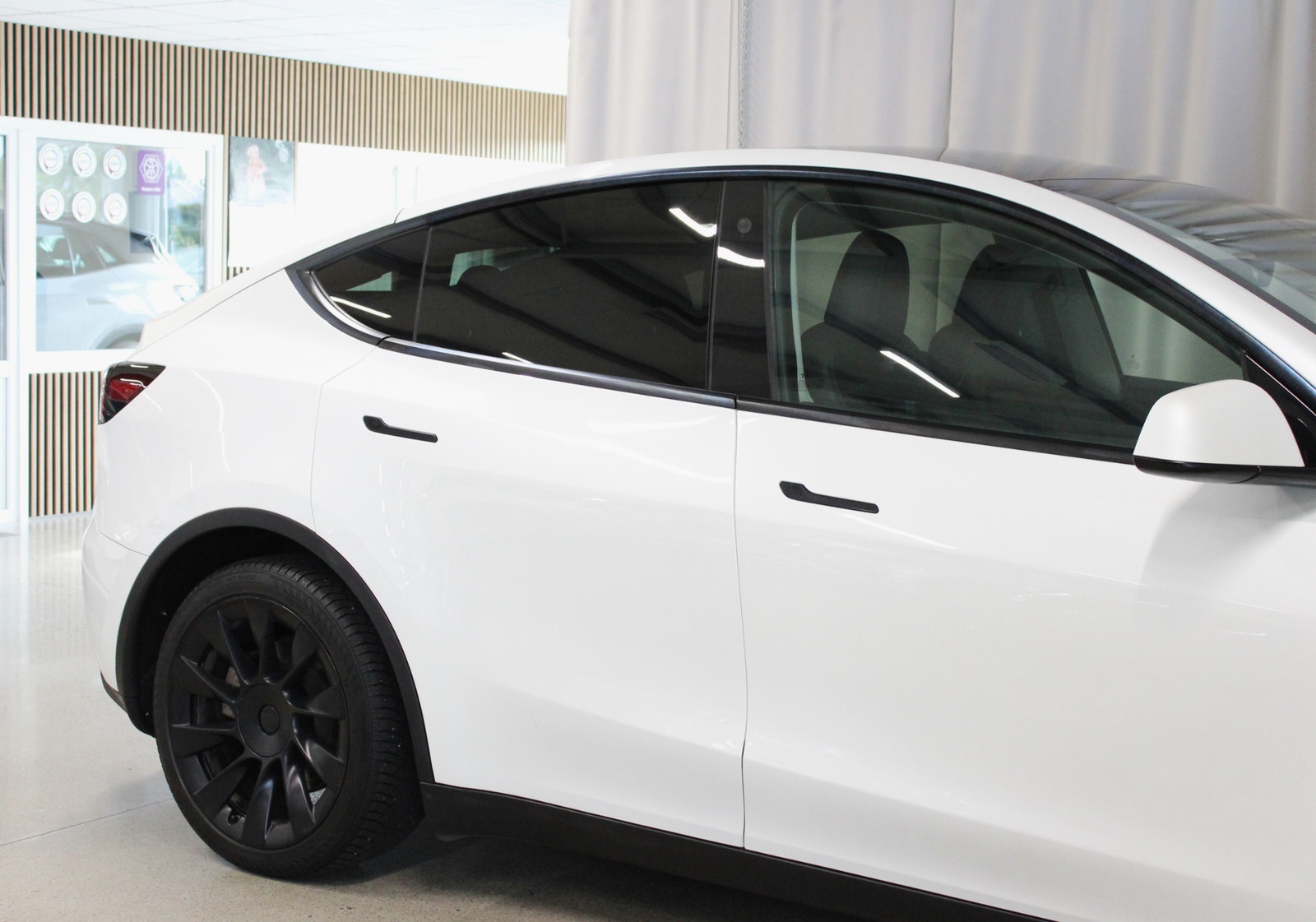 Tesla Model Y Standard Range RWD, Drag, 20'' Uberturbine, Nybilsgaran 2023 - miniatyr 9