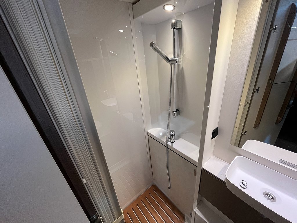 Carado A 464 / B-kort / 6 bältade / 6 Sovplatser / 845 Mil - Carado