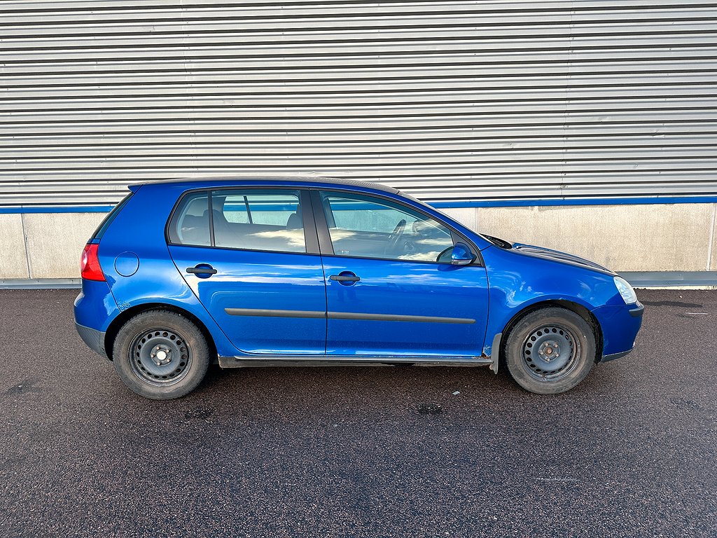 Volkswagen Golf 5-dörrar 1.6 Euro 4 Sommar + Vinter Däck