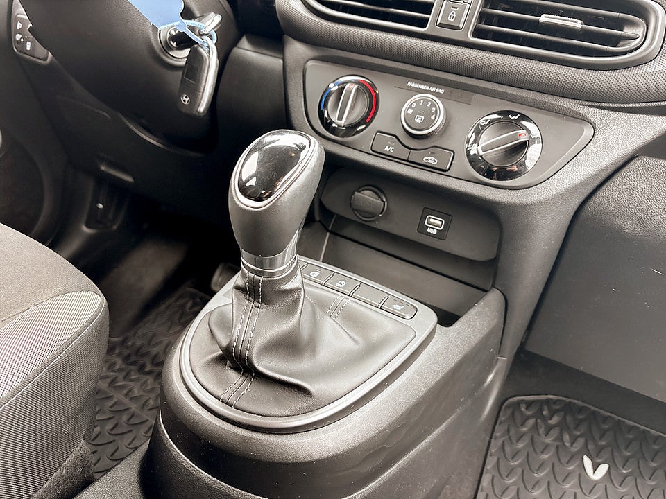 Bild på Hyundai i10 Essential 1.0 blue AMT 67hk Aut CARPLAY RATTVÄRME