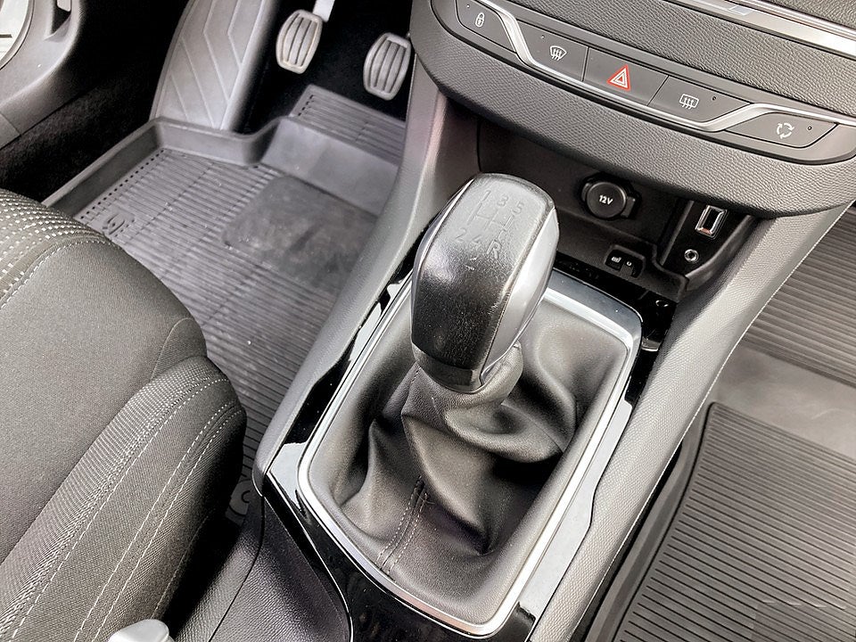 Bild på Peugeot 308 5D Active 1.2 PT 110hk - FARTHÅLLARE, NAVI