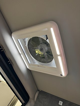 Husbil-halvintegrerad Robeta Kronos 180HK AUT 20 av 31