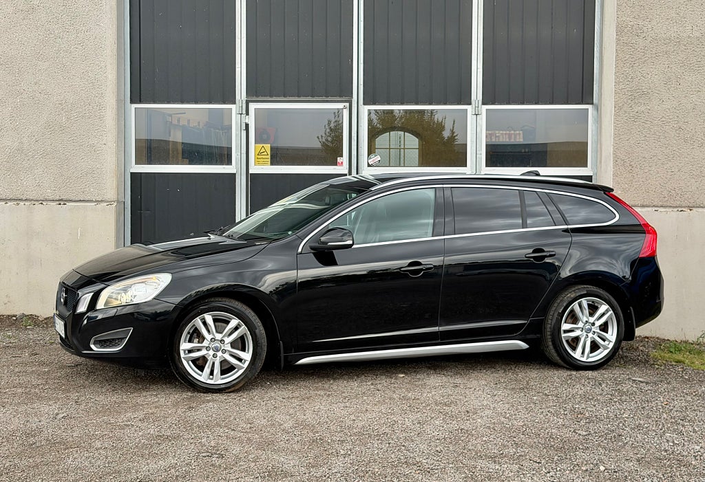 Volvo V60 D5 215HK Summum Värmare Dragkrok Keyless Elstol förare