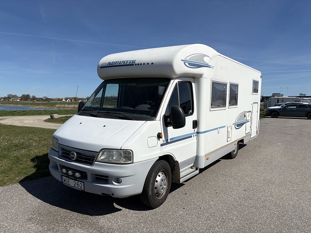 Adria TIK S 660 SL (Långbädd)
