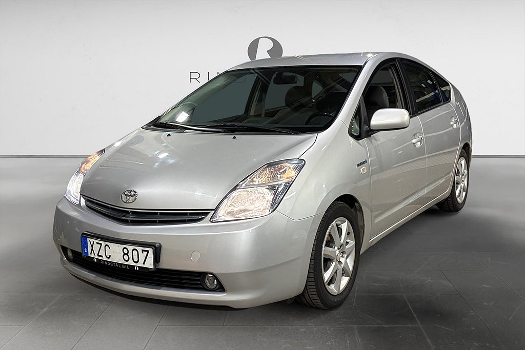 Toyota Prius 1.5 VVT-i 112 HK AUT PDC JBL KEYLESS 360KR/ÅR EN ÄGARE