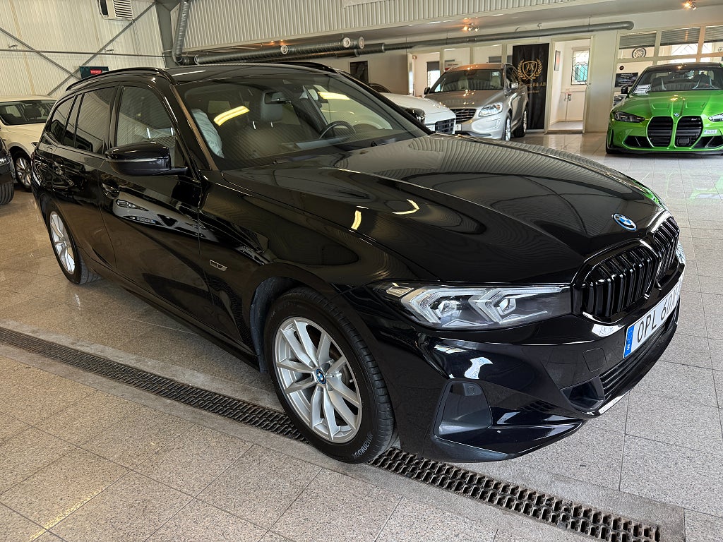 BMW 330e xDrive Touring 292hk 1 ägare Widescreen Navi Drag Moms