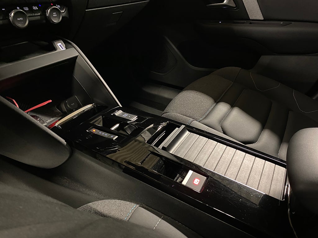 Bild på Citroën C4 X SHINE 1.2 PT 130hk Aut - CARPLAY, RATTVÄRME