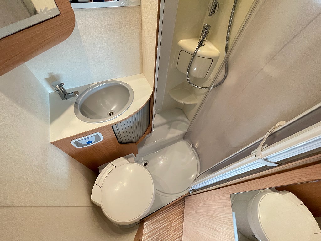 Adria Vision 707 SL /AC bodel/Solcell x2/Ugn/Taksäng/Långbäddar/Fint s - Adria