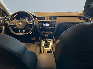 Skoda Octavia Kombi 1.8 TSI 4×4 Drag/P-sens/AdaptivFart/MoK-värm – bild 8