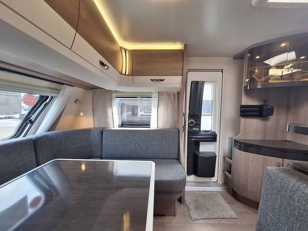 Hobby Prestige 720 WQC Queenbädd, Dusch, Kampanjprodukt!