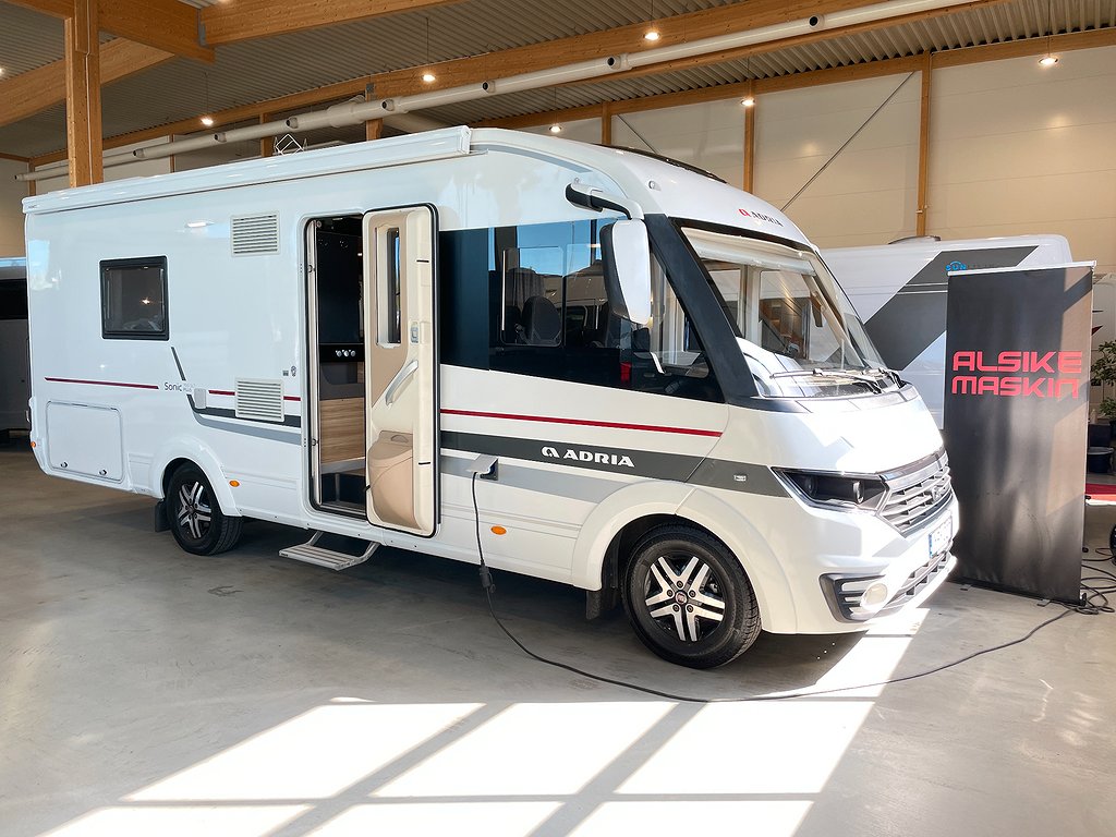 Sonic 700 SLT - Adria Sonic 700 SLT / Automat / Tält / Ugn / Taksäng/Solcell