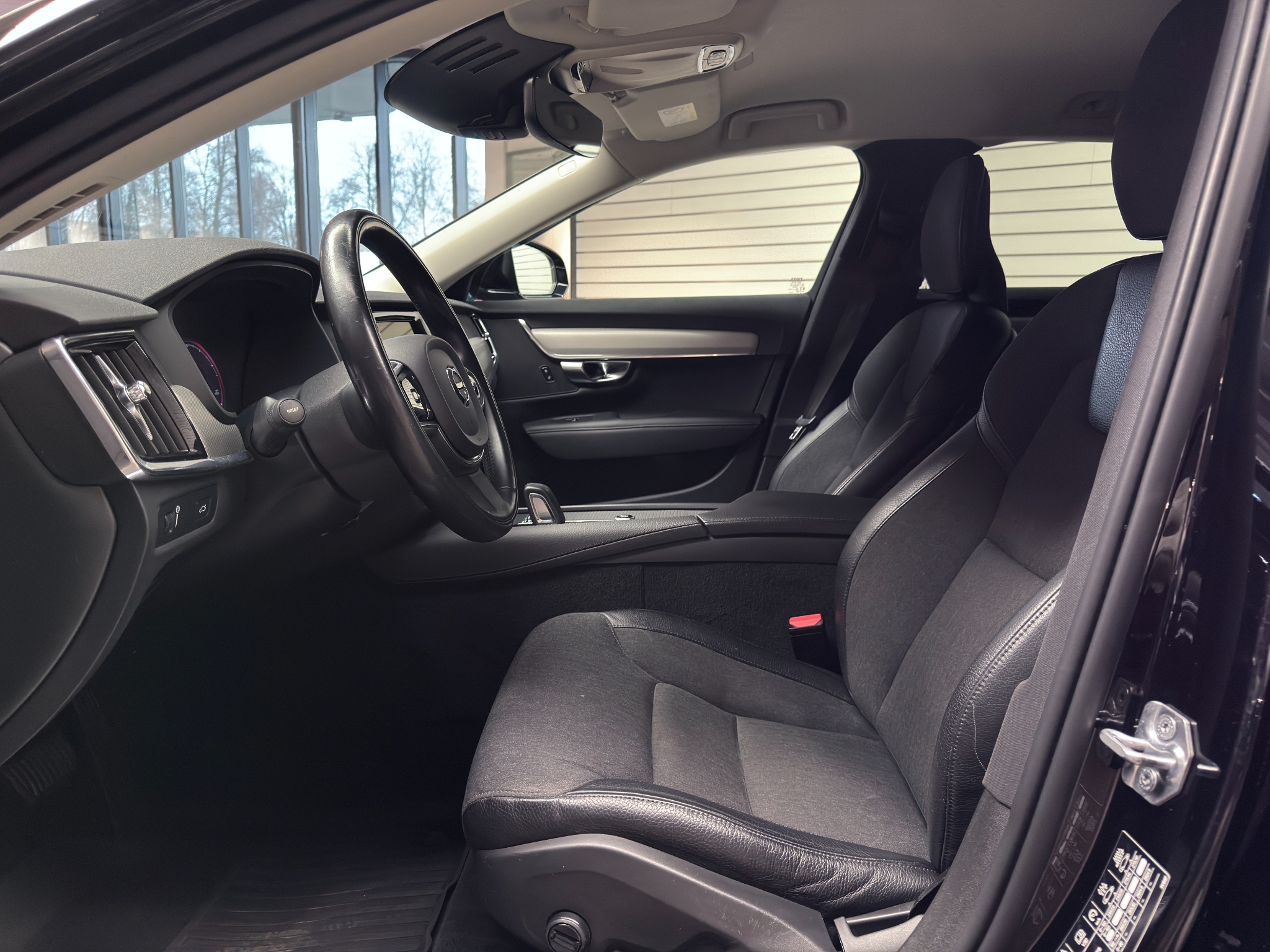 Volvo V90 B4 197hk Momentum | Dragkrok | Värmare | Facelift 2021 - miniatyr 31