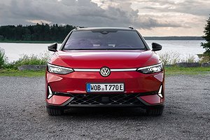 Röd volkswagen id.7 framför sjö