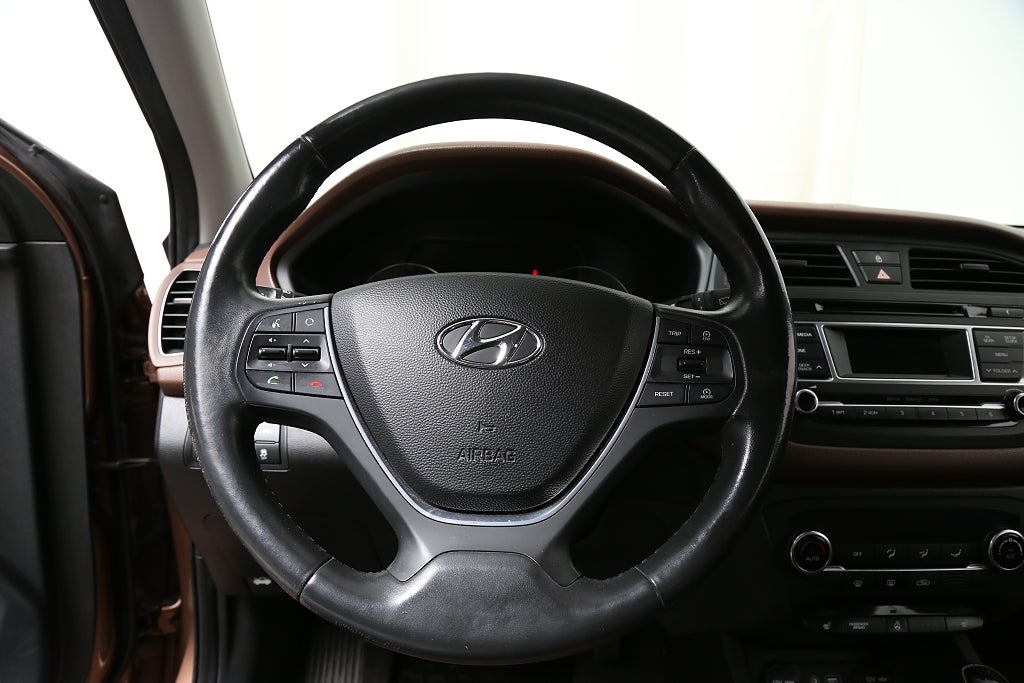 Hyundai i20 1,4 101hk Premium Automat P-sensor 2016