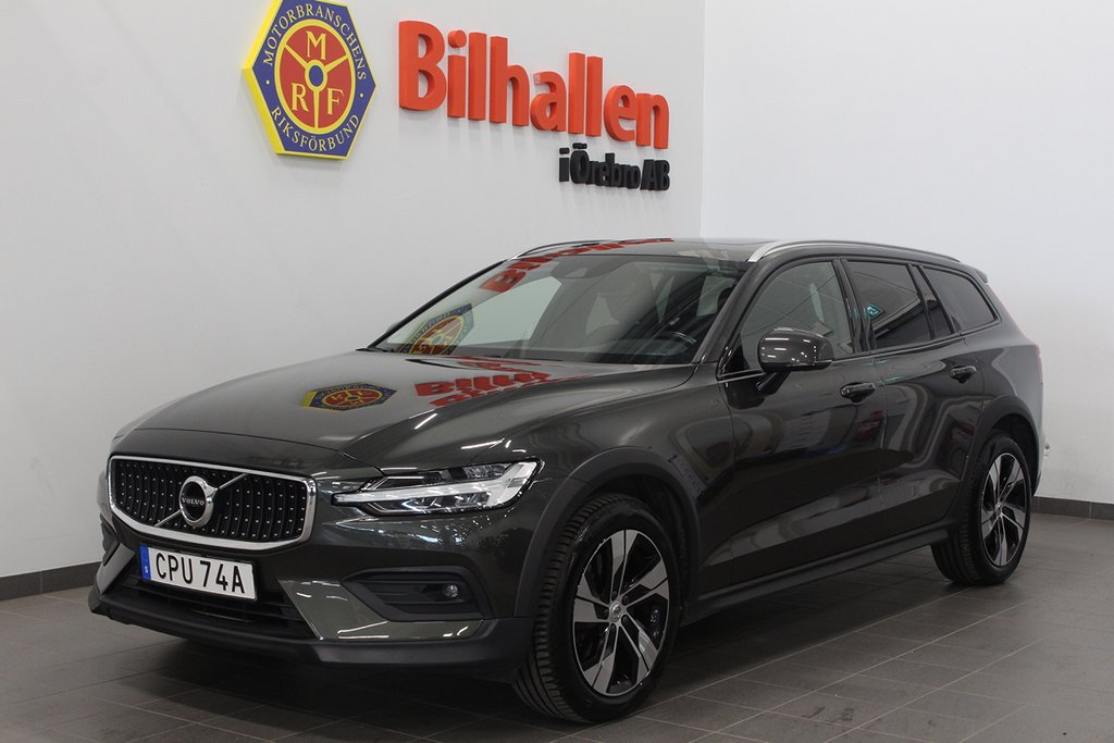 Volvo V60 Cross Country B4 AWD Momentum Pano Drag Nav Kamera