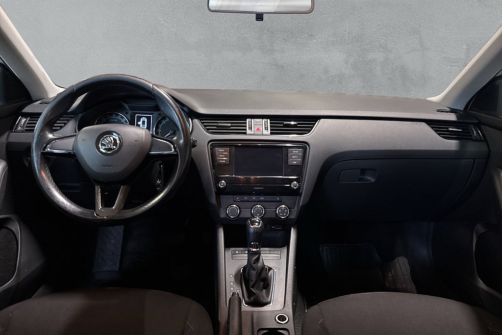 Skoda Octavia Kombi 1.6 TDI SCR 3-Ägare Automat Bluetooth