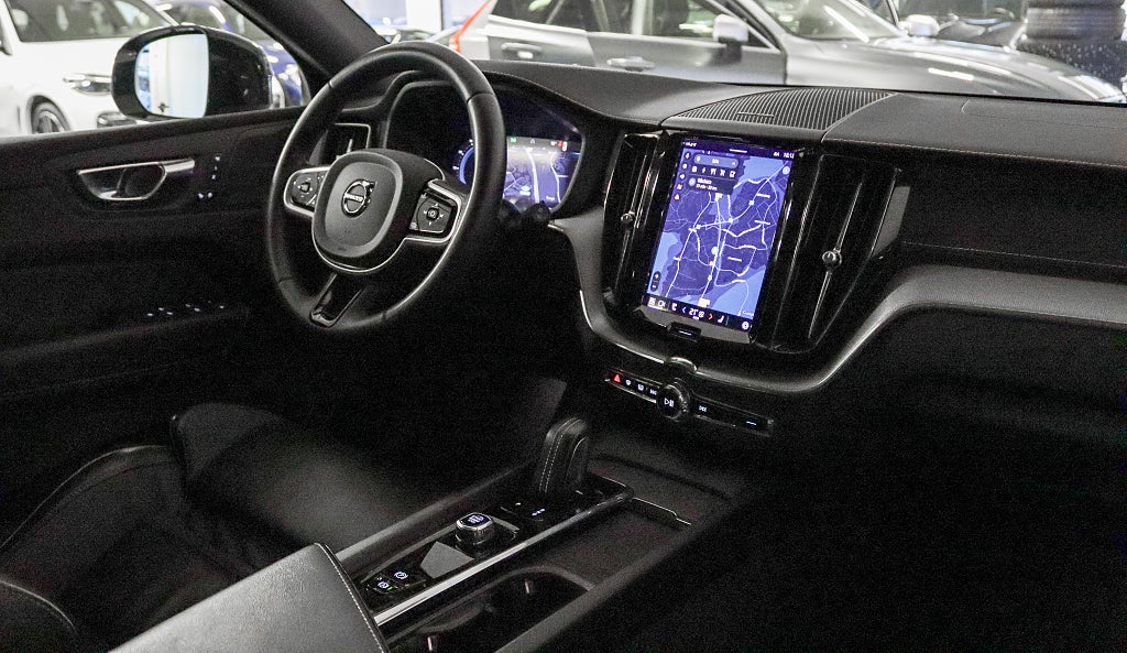 Volvo XC60 Recharge T8 AWD R-Design H/K Pano Värmare Drag