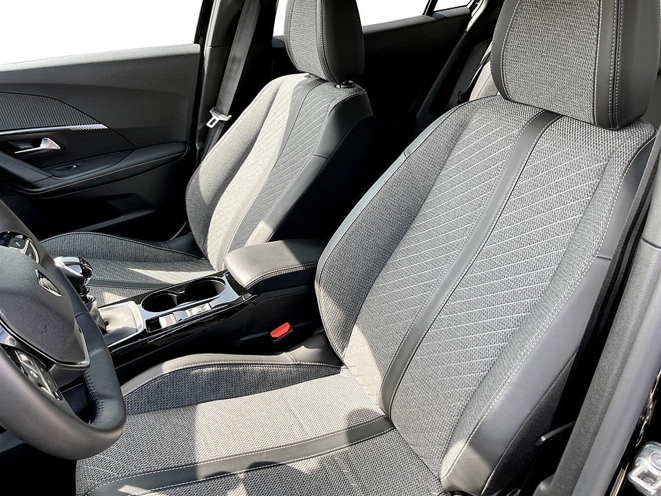 Bild på Peugeot 2008 Allure 1.2 PT 130hk CARPLAY P-SENSORER
