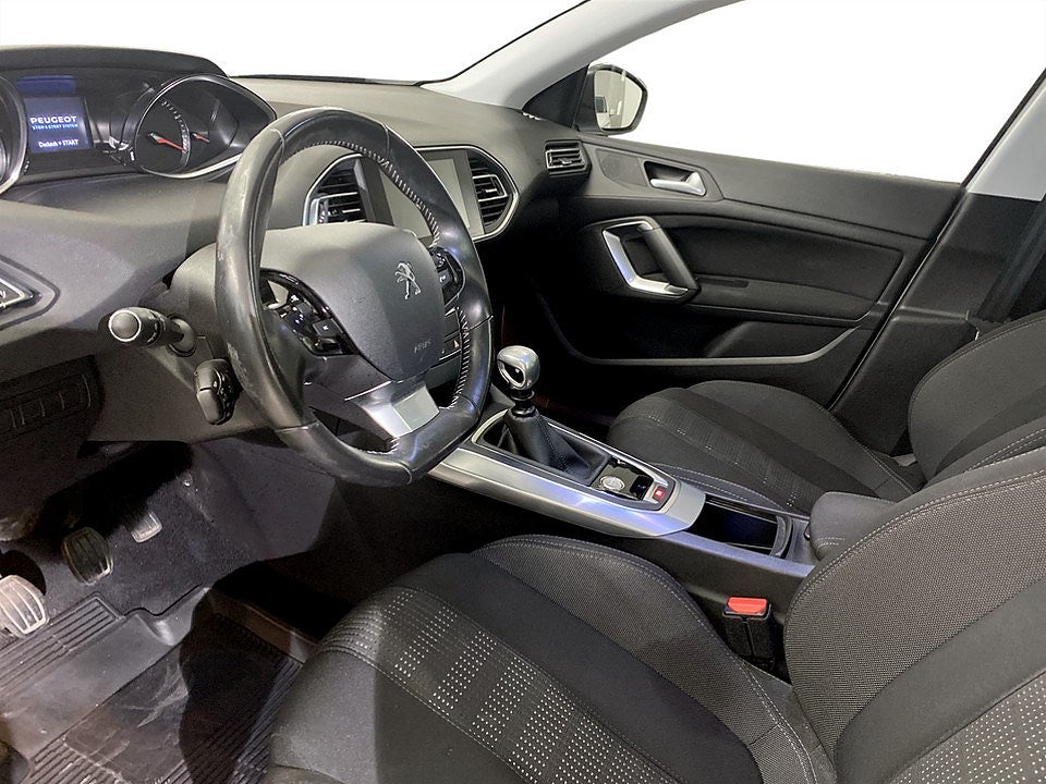 Bild på Peugeot 308 SW Allure 1.2 PT 130hk - PANO, P-SENSORER