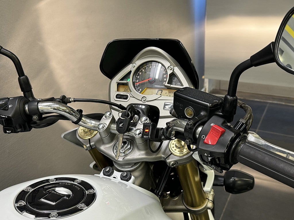 Honda Powersports CB600F Hornet | 2 Brukare | Växelvisare | Kraschpuckar |