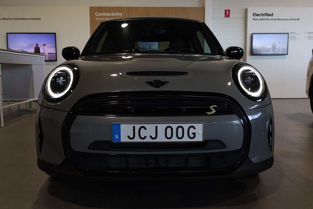 MINI Cooper SE Navi Läder Värmare Carplay Sensorer LED 2023